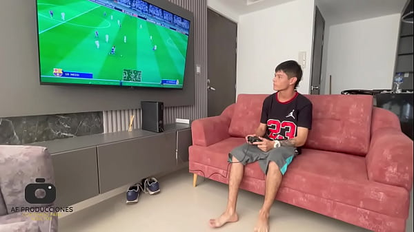 Mi madrasta se aprovecha que yo juego a la play para hacerme la mejor mamada de mi vida.