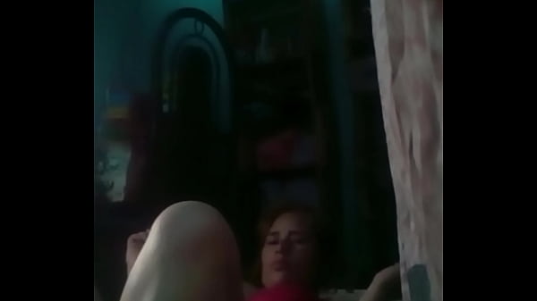 Pareja amateur disfrutando en la oscuridad