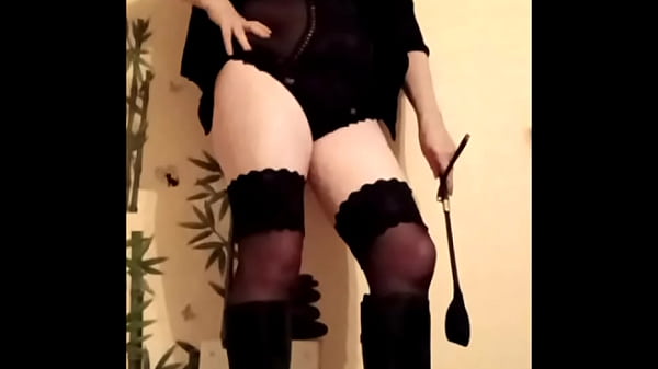 2025 02 19 Maitresse K en body et bas, talons, domine son esclave