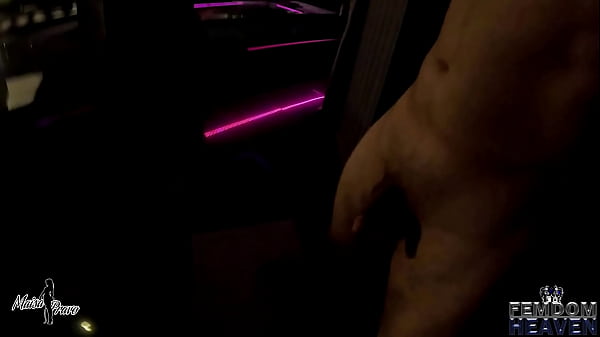 O fetiche dele é eu colocar meu cintaralho com um pau enorme e rasgar o cuzinho dele